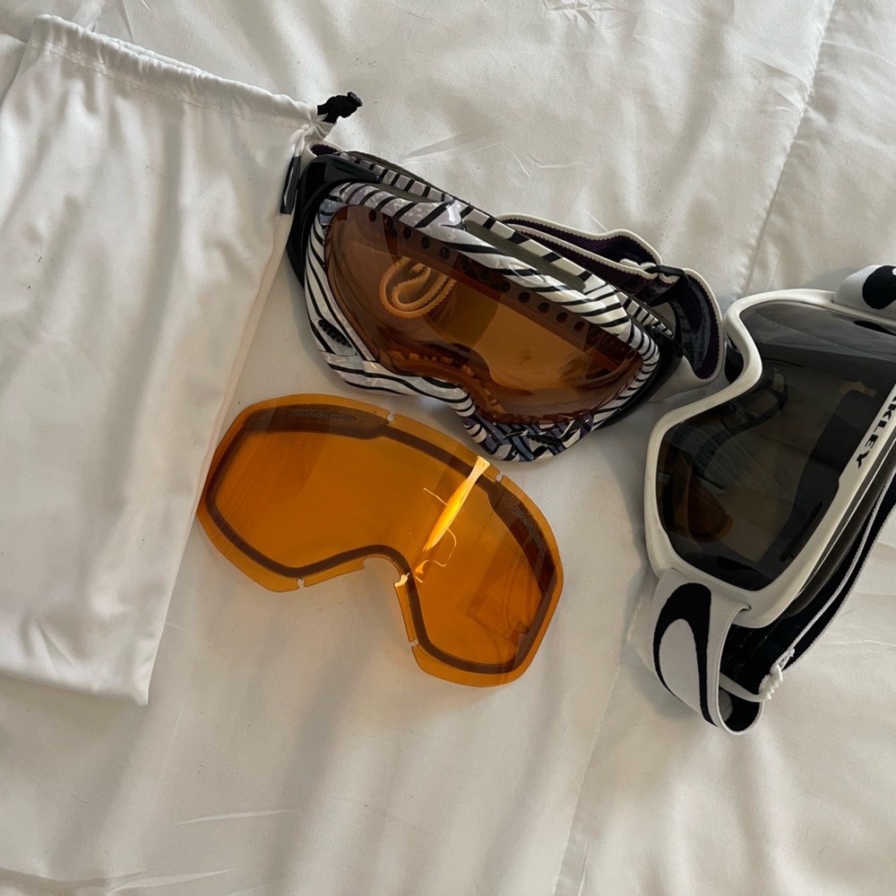 SOLD SOLD SOLD SOLD: Two pairs of Oakley snow goggles and an extra lense